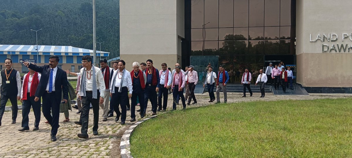 LPAI_Official's tweet image. The officers received a comprehensive briefing on the port’s operations and its strategic role in facilitating trade, passenger movement, and uplifting local communities. The delegation appreciated the efforts of #LPAI in strengthening #BorderInfrastructure and connectivity.