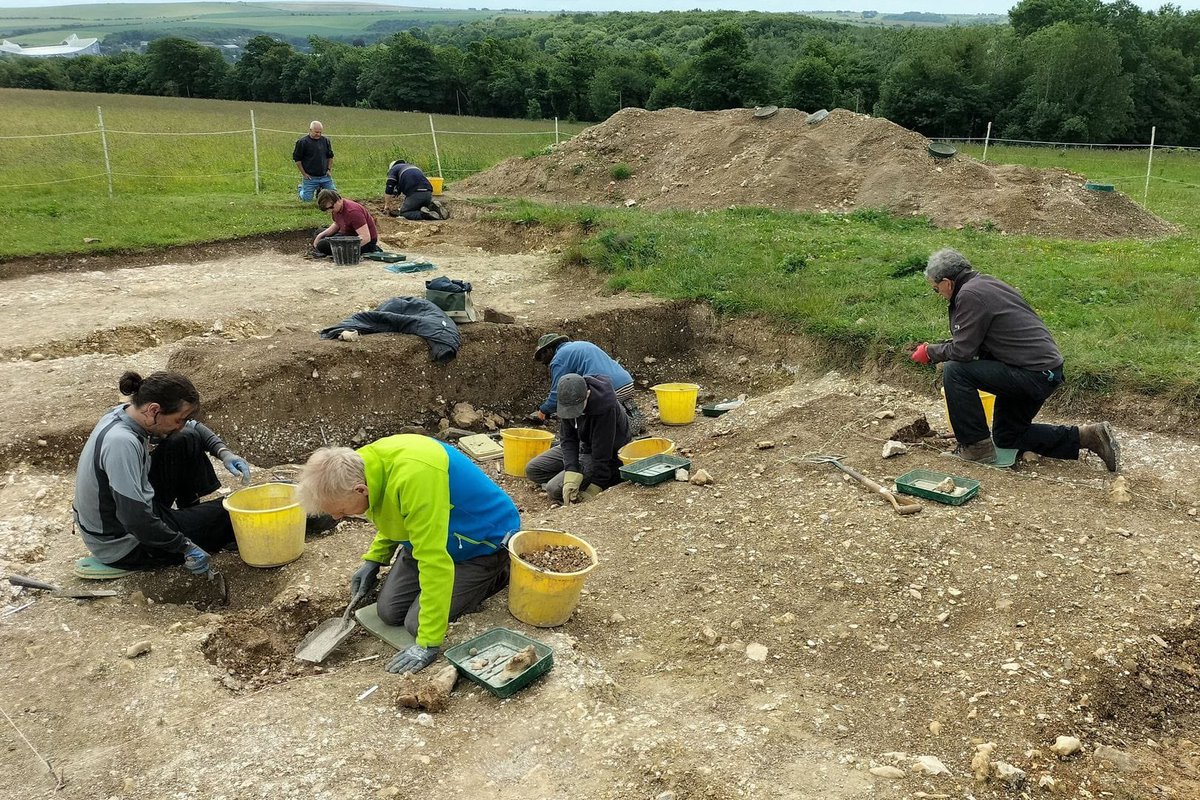 Our find of the week has to be this big chunk of cauldron rim…found by the aptly-named Big John!

⭐️We’ve been lucky all week with the weather here in #Brighton with only a little bit of rain softening the soil for us- perfect! (plus we’ve had lots of cake!)