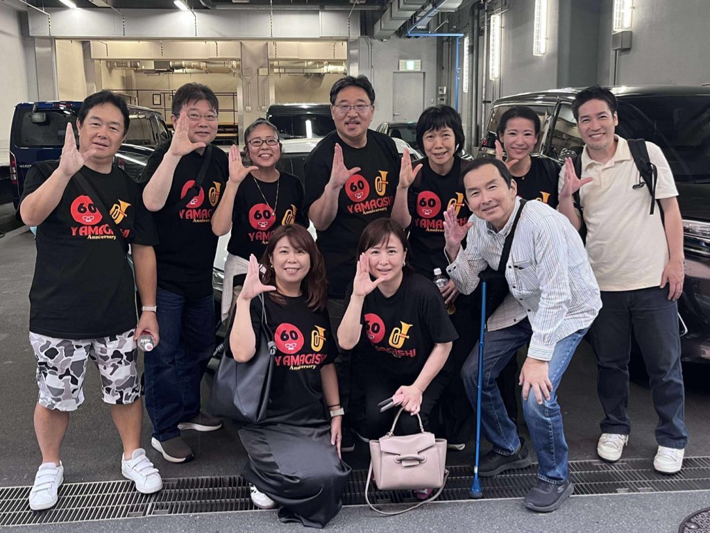 Ludi Wind Ensemble (@ludi_wind) on Twitter photo 6/7、ルディの指揮者である山岸さんのシエナ引退公演へ💐
有志のメンバーで還暦祝Tシャツ、名前入りタオルを作り、レイかけて、星条旗を隣で吹かせていただきました。
みんなに愛される山岸さんの周りには人だかり♡涙する団員さんもいてもらい泣きしました😭
35年間、お疲れ様でした✨
<a href="/sienawind/">シエナ・ウインド・オーケストラ(公式)</a> 6/7、ルディの指揮者である山岸さんのシエナ引退公演へ💐
有志のメンバーで還暦祝Tシャツ、名前入りタオルを作り、レイかけて、星条旗を隣で吹かせていただきました。
みんなに愛される山岸さんの周りには人だかり♡涙する団員さんもいてもらい泣きしました😭
35年間、お疲れ様でした✨
<a href="/sienawind/">シエナ・ウインド・オーケストラ(公式)</a>