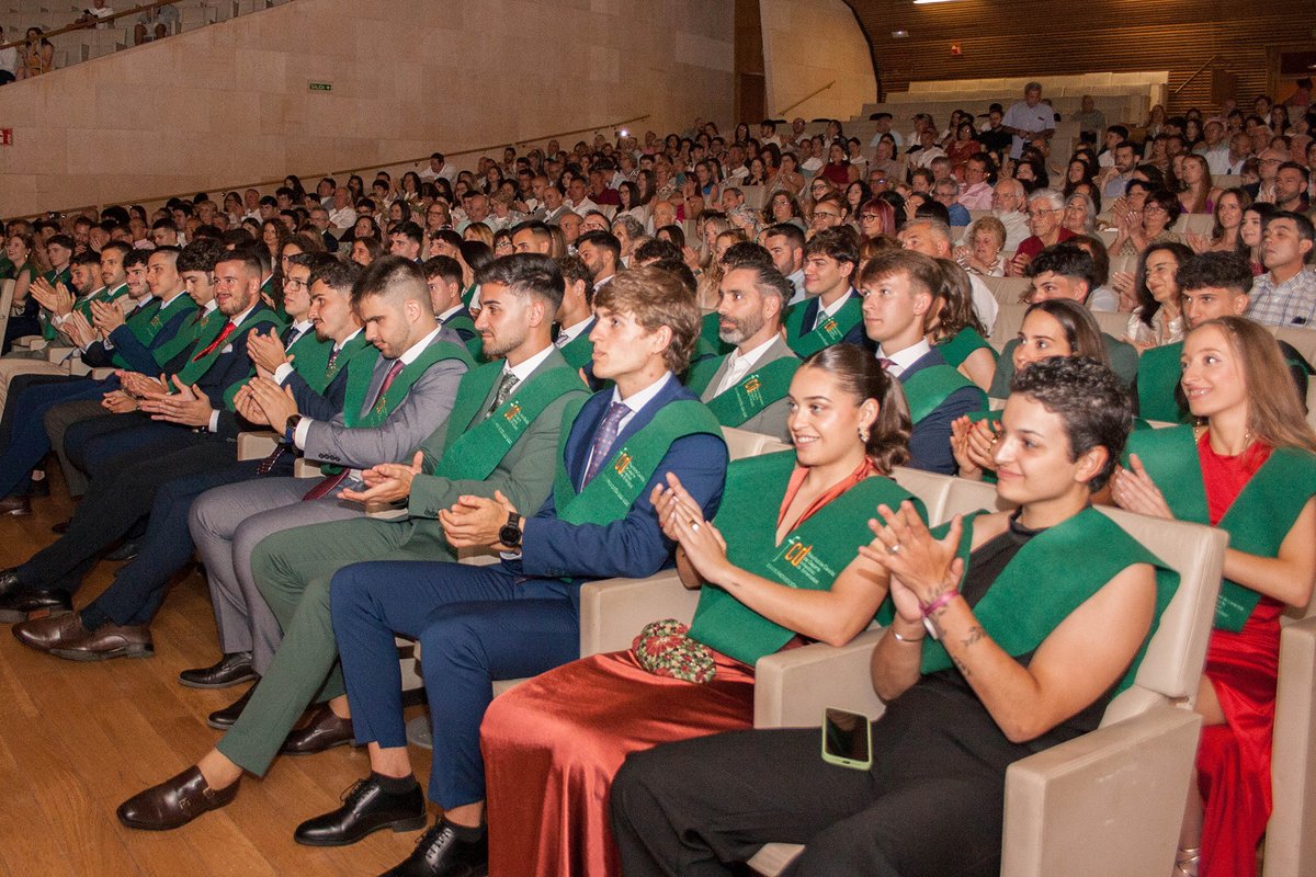 Ayer celebramos la graduación de la promoción 2021/2025 del Grado en Ciencias de la Actividad Física y del Deporte.
Fue un emotivo cierre de etapa para nuestros estudiantes, rodeados de familiares, profesorado y autoridades.
¡Enhorabuena, graduados!