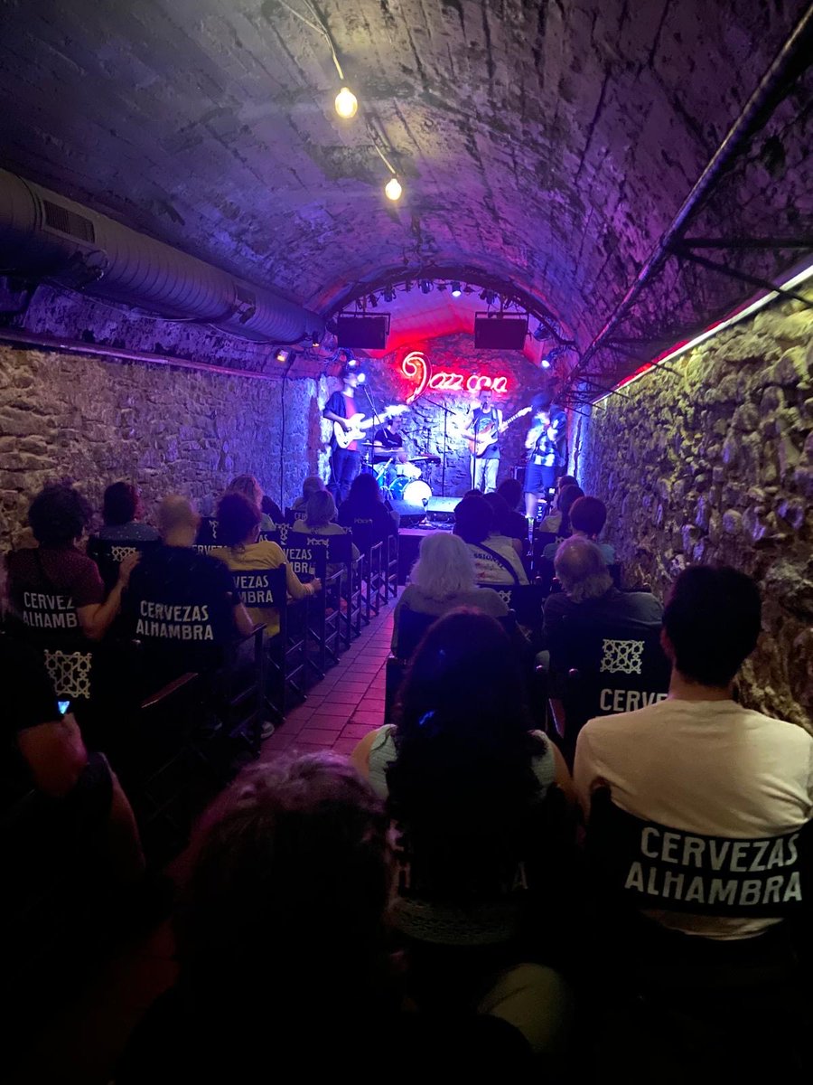 📸Compartim alguns dels moments de l'actuació de <a href="/PauBrugada/">Pau Brugada</a> a la <a href="/jazzcava/">La Jazz Cava</a> de #Vic, en el marc de les activitats paral·leles de l'(a)phònica!💫L'artista banyolí va oferir les seves cançons en un directe vibrant i imprevisible!
