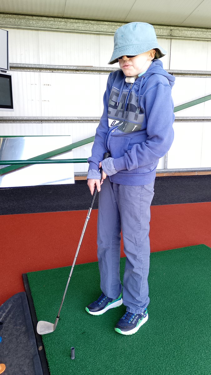 Tees at the ready!! ⛳🏌️Practicing our swings, ready for an exciting US Open.

#GolfRange #Swinging #TeeingUp #CareerinCare