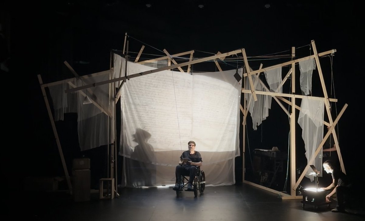 Tornem d'una de residència al <a href="/teatrelartesa/">Teatre L'Artesà</a> avançant "Fantasmes de Guerra" i la proposta de mediació amb <a href="/TransversalXAC/">Consorci Transversal</a>. 

Gràcies a tot l’equip per l’acollida! Ens hem sentit com a casa. 

Al setembre últims retocs i assajos… i a l’octubre, estrena a <a href="/FMediterrania/">Fira Mediterrània</a>! 💥🧡