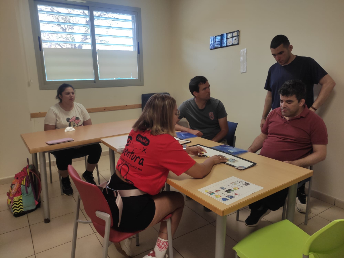 Autismo_Sevilla's tweet photo. La importancia de los #apoyosvisuales es clave para las #personasautistas , ya que ayudan a comprender lo que queremos comunicarles.

En los servicios de adultos seguimos trabajando para adaptarnos al nivel de comprensión de cada persona 💪💪💪 https://t.co/lEQTIMltsE