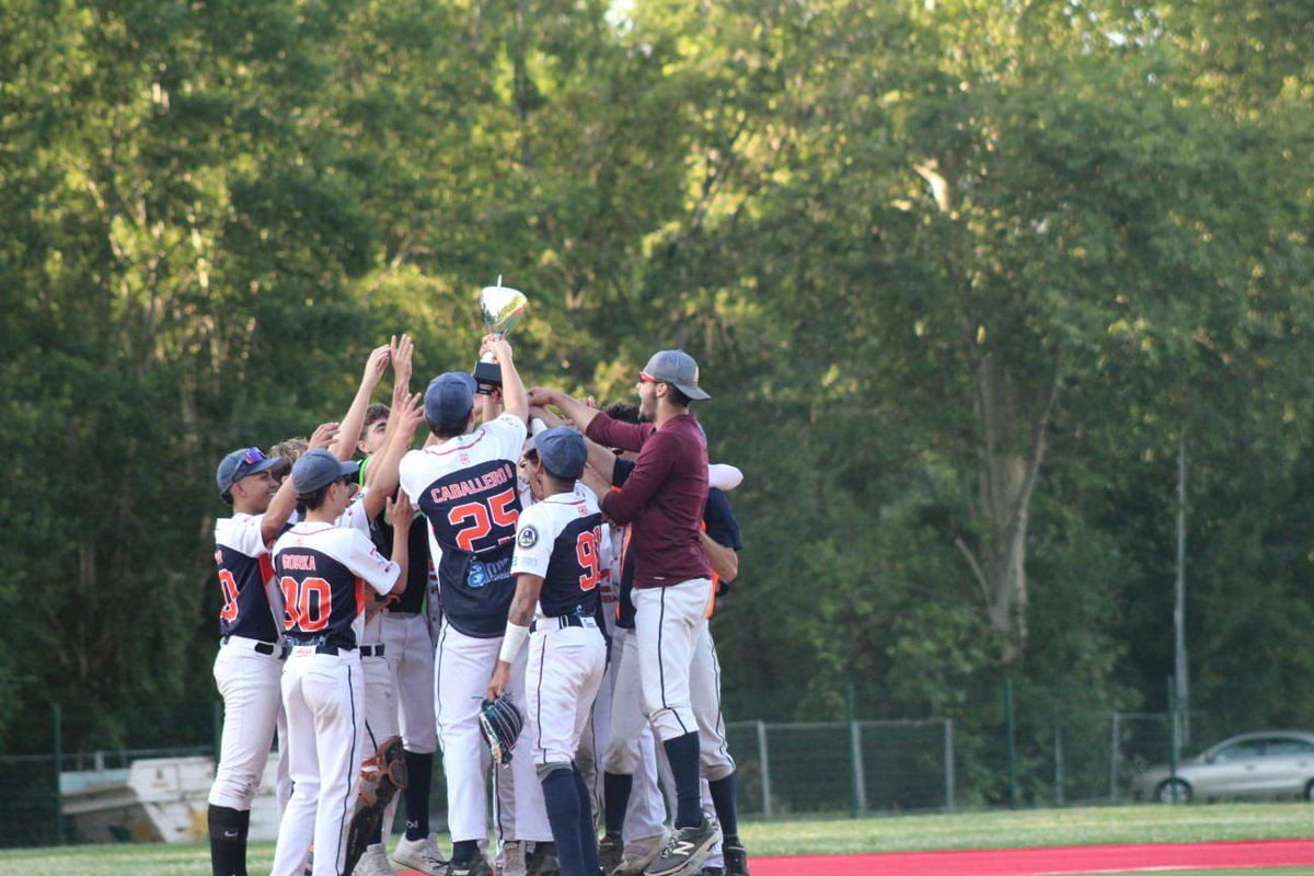 Arga, equipo dirigido por Juanjo Saura, campeón del Grupo Norte de División de Honor Plata de béisbol en un encuentro emotivo en el que despedimos a Juan Redín y en el que el conjunto de Burlada se impuso a Amaya por 9-7.

Más info en nuestra web Fenabs.com.