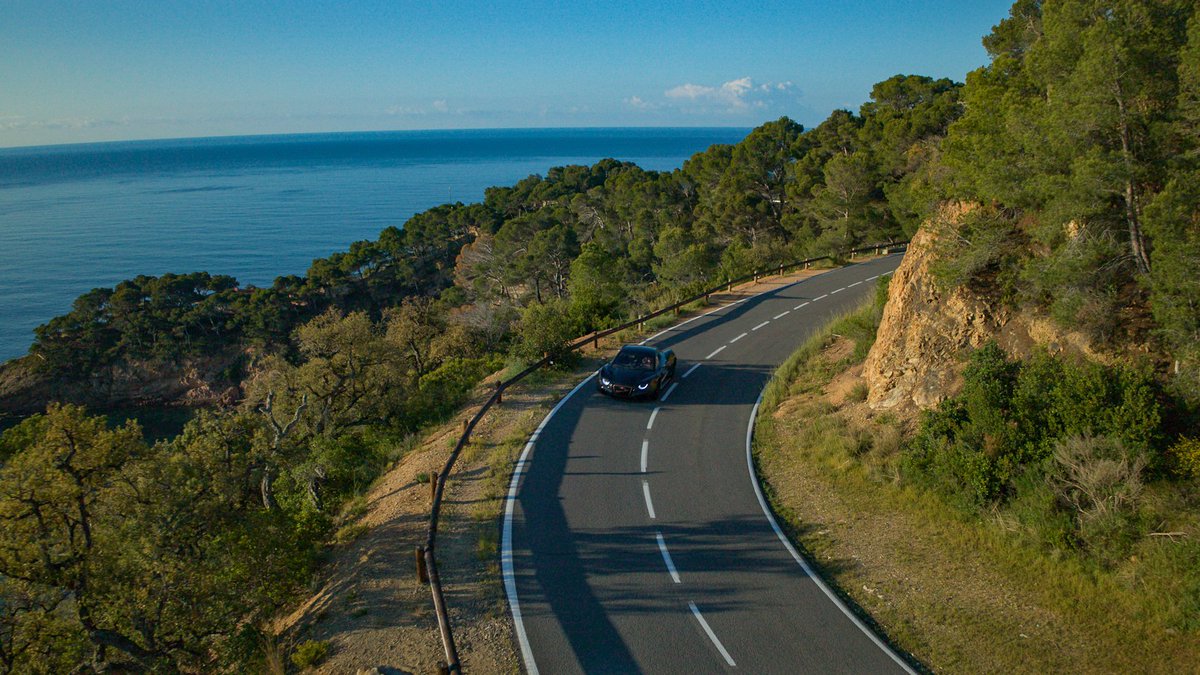 The adventurous essence of the Carmen Boulogne propels you forward as firmly as nature stands its ground. A model that defies the idea of what a driving experience looks and feels like.

Nothing stays the same after you've driven it. An instant becomes a boundless experience.
