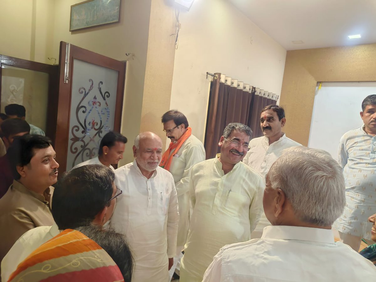 sssbjp's tweet photo. भारतीय जनता पार्टी मध्यप्रदेश के संगठन महामंत्री श्री @HitanandSharma जी के नागदा आगमन पर सौजन्य भेंट कर आगामी संगठनात्मक विषयों पर चर्चा की।
उनका मार्गदर्शन सदैव प्रेरणादायक रहता है।
#BJPMP #HitAnandSharma #Nagda #Sangathan #BJP #PartyWork #Leadership https://t.co/1LCN2q67G6