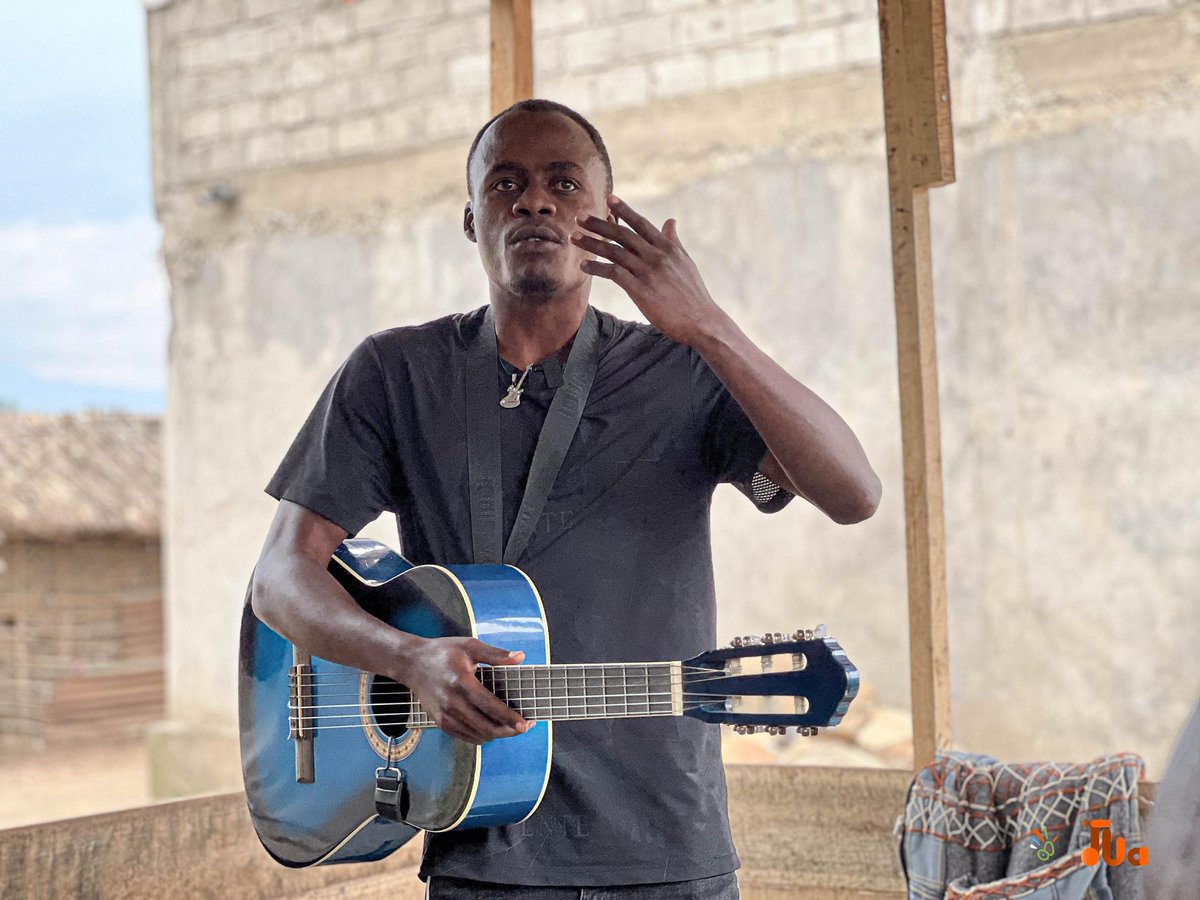 Depuis quelques semaines, l’art-thérapie a ouvert les activités du 𝗣𝗥𝗢𝗝𝗘𝗧 𝗬𝗢𝗨𝗧𝗛 𝗥𝗔𝗜𝗦𝗘 𝗧𝗛𝗥𝗢𝗨𝗚𝗛 𝗔𝗥𝗧𝗦 (𝗞𝗜𝗝𝗔𝗡𝗔 𝗔𝗡𝗔 𝗦𝗜𝗠𝗔𝗠𝗔 𝗞𝗪𝗔 𝗦𝗔𝗡𝗔𝗔-𝗞𝗔𝗦𝗜𝗞𝗦) porté par JUA-ASBL à 𝗦𝗵𝗮𝘀𝗵𝗮  et à 𝗞𝗶𝗯𝘂𝗺𝗯𝗮 , dans le Nord Kivu 
📸:<a href="/VBatezi/">Vickhy BATEZI</a>