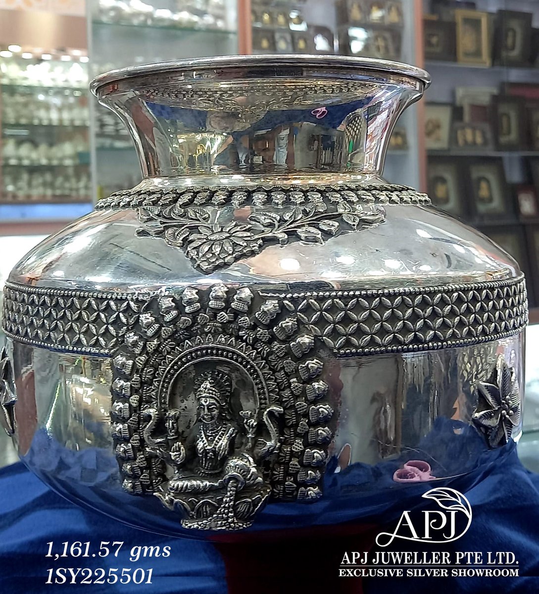 APJJuweller's tweet image. Divine charm of our Silver Jadary with Padham and beautifully crafted Silver Antique Kudam – perfect for your spiritual rituals and traditional decor.

🪔 Pure Silver | Timeless Craftsmanship | Auspicious Vibes
📍Showroom Location: maps.app.goo.gl/hJJ7VUpnDkDKrr… 

#SilverCollection #