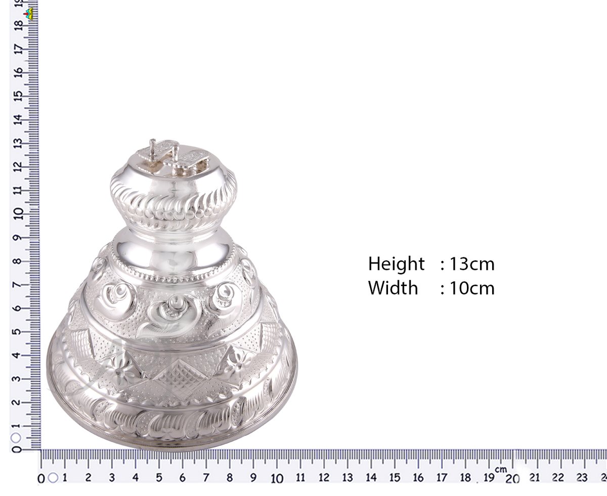 APJJuweller's tweet image. Divine charm of our Silver Jadary with Padham and beautifully crafted Silver Antique Kudam – perfect for your spiritual rituals and traditional decor.

🪔 Pure Silver | Timeless Craftsmanship | Auspicious Vibes
📍Showroom Location: maps.app.goo.gl/hJJ7VUpnDkDKrr… 

#SilverCollection #