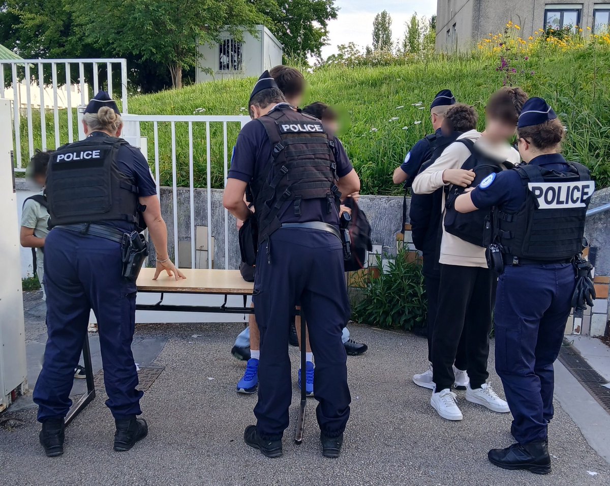DSDEN39's tweet photo. Contrôle aléatoire des sacs des élèves le 27 mai à l'entrée du collège St Exupéry de Lons-Le-Saunier en présence d'Hervé Bronner, Secrétaire Général de la DSDEN39. Cette action vise à lutter contre la violence scolaire et à garantir la sécurité des élèves et du personnel éducatif https://t.co/f2uPDn8mvJ