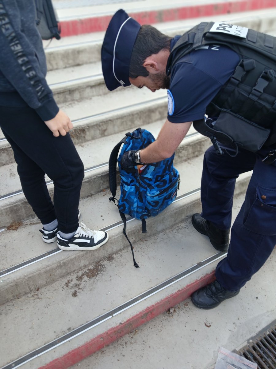 DSDEN39's tweet photo. Contrôle aléatoire des sacs des élèves le 27 mai à l'entrée du collège St Exupéry de Lons-Le-Saunier en présence d'Hervé Bronner, Secrétaire Général de la DSDEN39. Cette action vise à lutter contre la violence scolaire et à garantir la sécurité des élèves et du personnel éducatif https://t.co/f2uPDn8mvJ