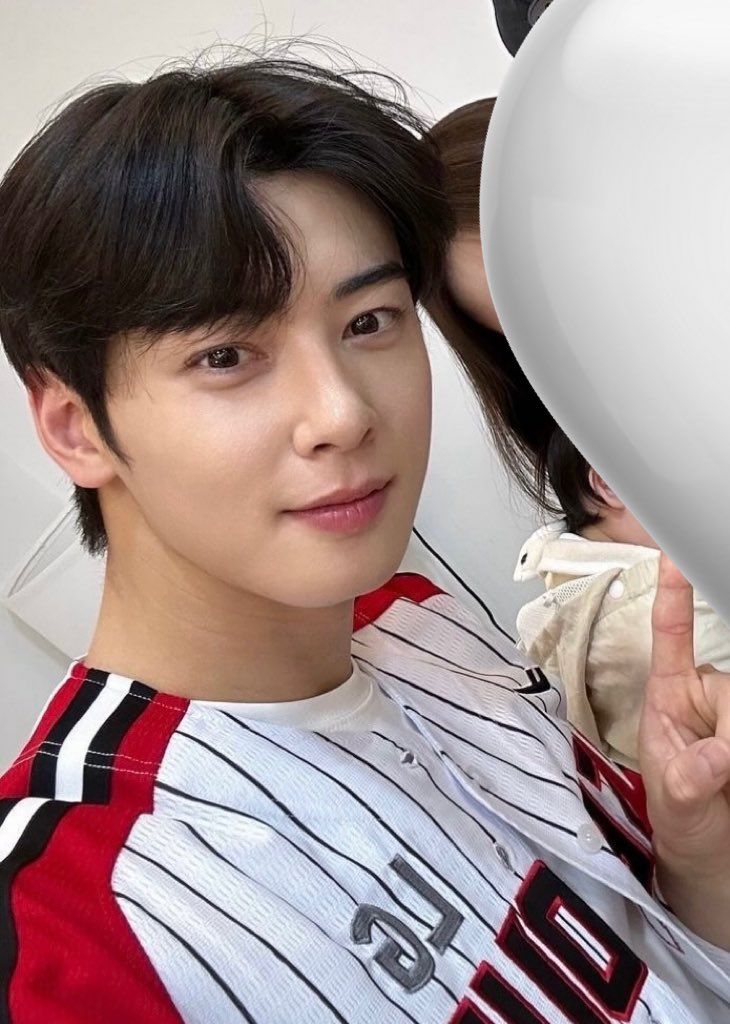 cewycha's tweet photo. #CHAEUNWOO in real life ♡ https://t.co/iQ48vrGXB4