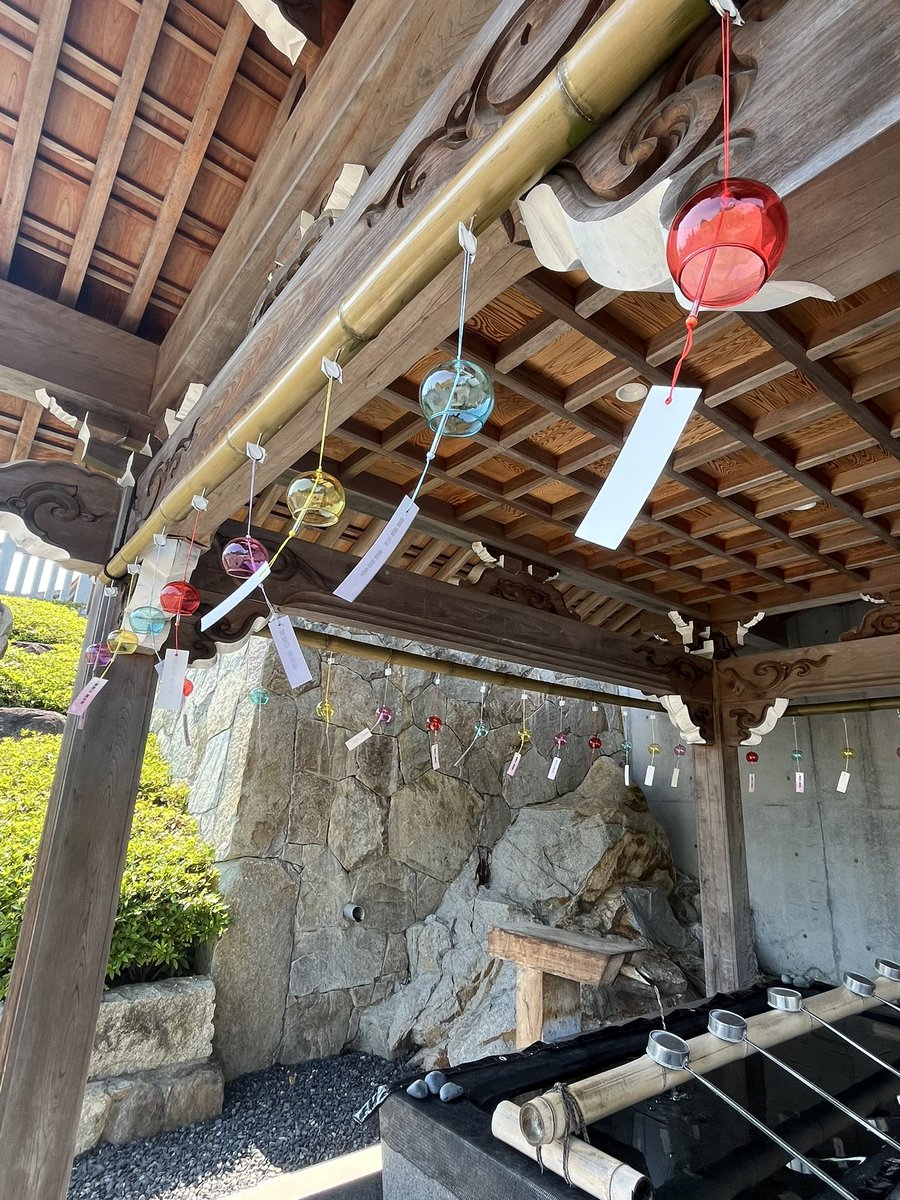 rendai_ji's tweet photo. 今年は総本殿前の手水舎に風鈴を飾っています。
奉納や持ち帰り用もございますので是非お越しください。 https://t.co/uxReWhrvv0