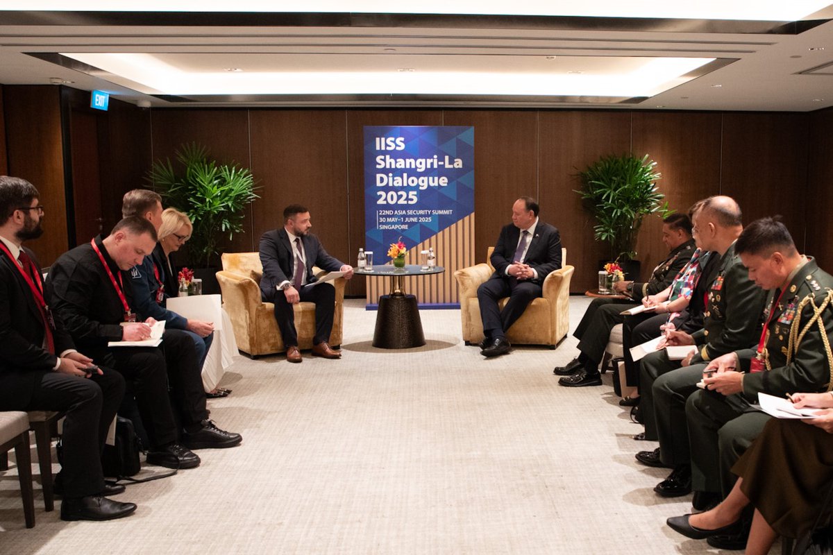 dndphl's tweet photo. π΅ππΊπ¦ On the sidelines of #ShangriLaDialogue2025, Sec. Gilberto Teodoro, Jr. met with Ukrainian DepDefMin Oleksandr Kozenko.
They discussed mutual learning on tech dev't, disaster response & post-trauma recovery.
#DNDPHL #SLD2025 #IISSSLD #BagongPilipinas https://t.co/2sbfUqRRRB
