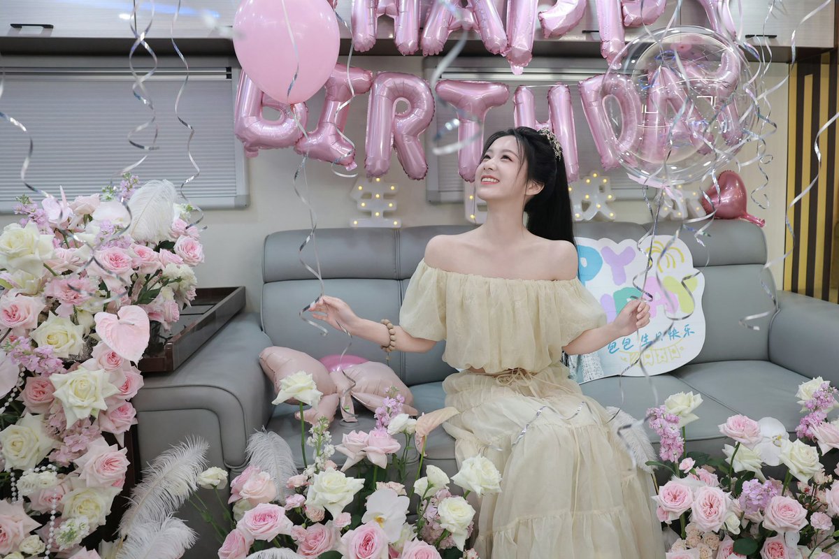 Showered with much love and blooming flowers from the latest birthday party, come with the May dump that worth to seen.