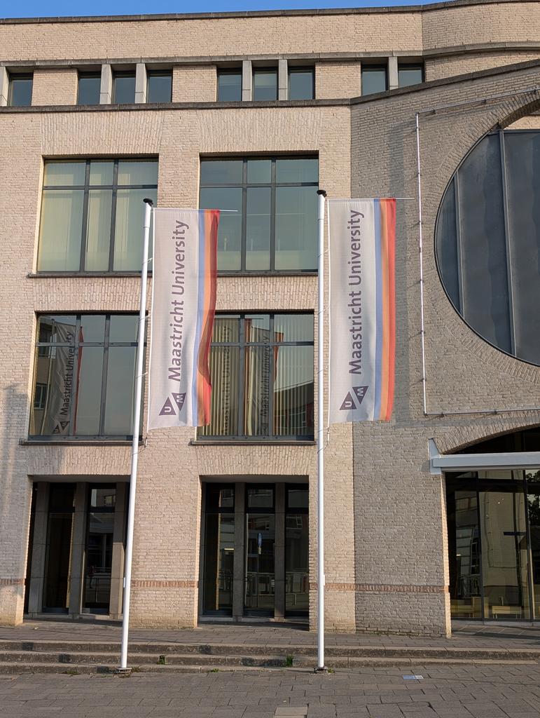 #NetSci2025 <a href="/NetSciConf/">NetSci 2025</a> about to start!