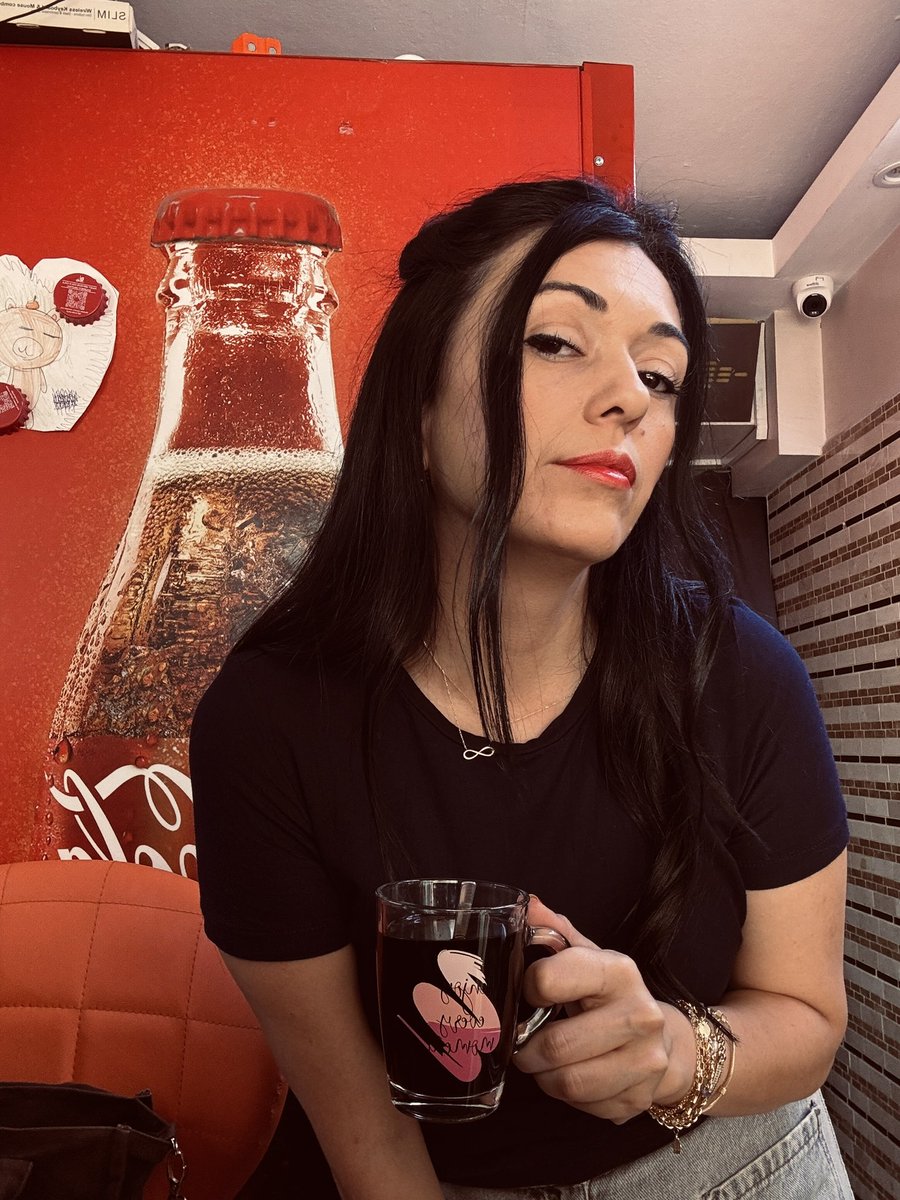 İşe gitmeden @cagdasbufebostanli ya geliyorsunuz yumurtalı pastırmalı yiyorsunuz. Bende hindiba kahvesi içiyorum evet 😒 Hayırlı pazartesiler 🍔