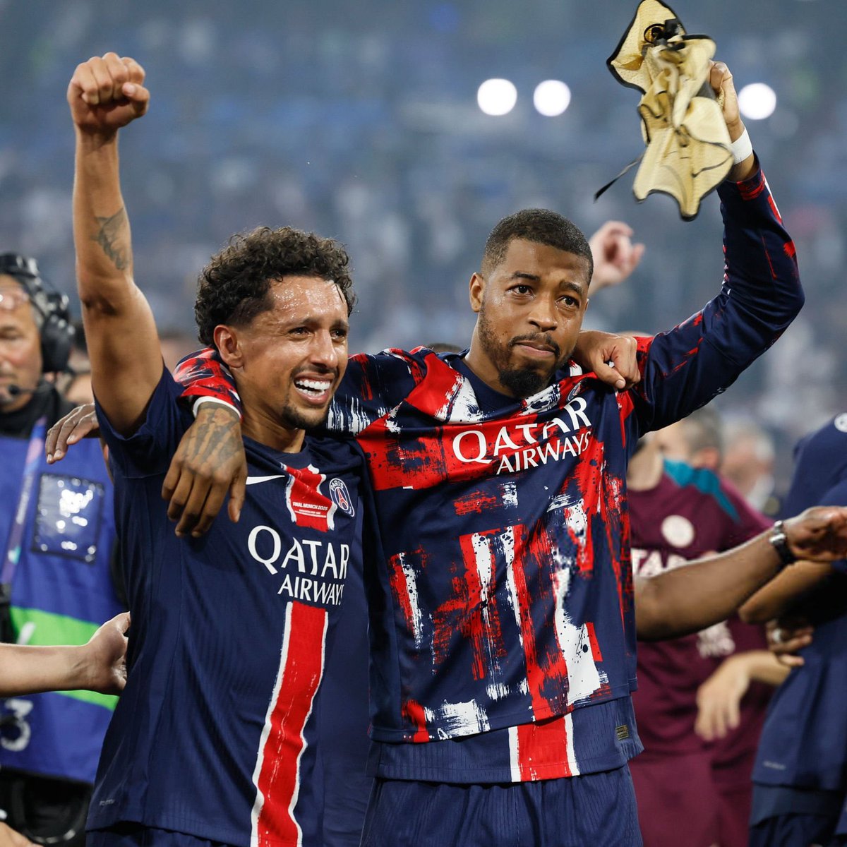 verderen's tweet photo. Félicitations aux Parisiens 🔴🔵

パリで過ごした7年間、追い続けても叶わなかった夢がついに叶った。
正直、喜びだけでは表せない様々な感情が巡るのだけど、マルキが、プレスコがビッグイヤーを掲げることができて本当に良かった。
かつて共闘した選手達からの祝福を見るだけでも涙が止まらんよ！ https://t.co/EgiI5qUqhy
