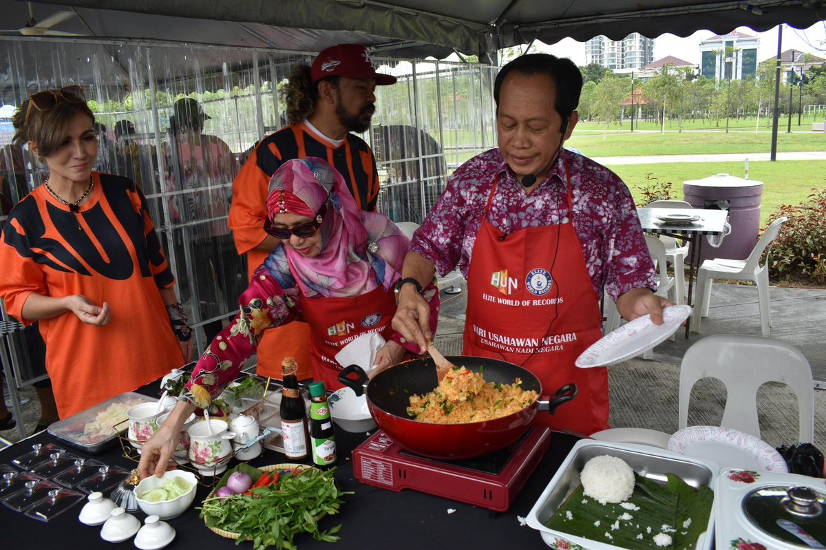 ahmadmaslan's tweet photo. Saya masak #NGAM #NasiGoreng Ahmad Maslan di Da “Bomb” Festival baru2 ini.

Mereka yg merasa nasi goreng itu sebut sedap. Harap begitulah, jangan ragu2 bila masak.

Sedap kongsi dgn orang, tak sedap makan sendiri.

Teruskan berniaga sdra/i hingga berjaya jadi #usahawan terbilang. https://t.co/j56CcSNkjq