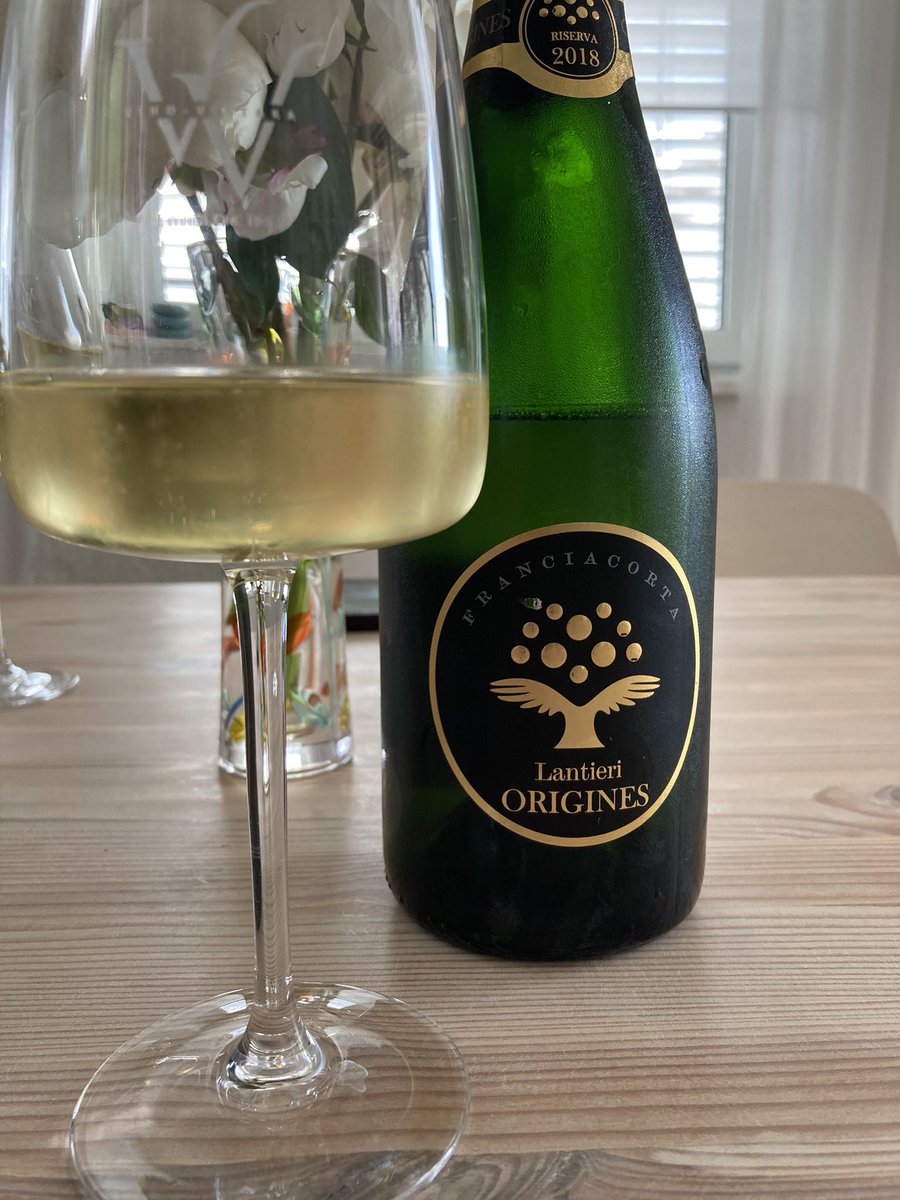 VitalieCio55612's tweet photo. #Lantieri #Franciacorta Riserva Origines DOCG - a sparkling madterpiece born from time🥂
#vinovistara #wine #winetime #winetips https://t.co/nGrMzHd1KM