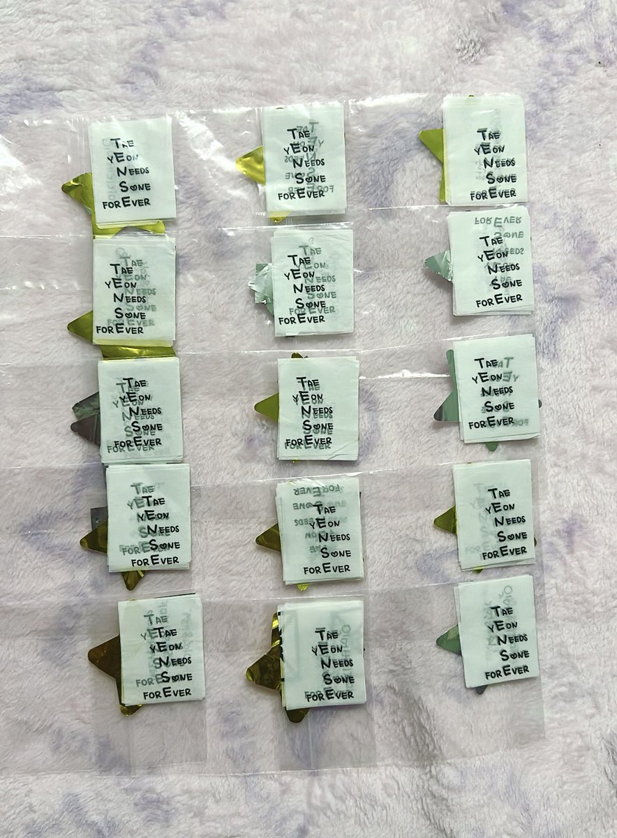 ye3nyeen's tweet photo. มี confetti พอแบ่งได้ 15 ชุด แต่ว่าบางอันจะไม่ได้ลายที่เป็นซองจดหมายน้าเพราะได้มาน้อยมากๆ 🥺 ส่วนอีก 4 ลายมีครบค่ะ ออกค่าส่งเอง ใครอยากได้เดมมาน้า #TAEYEON_TheTENSE_in_BANGKOK https://t.co/XUo1DFpQtP