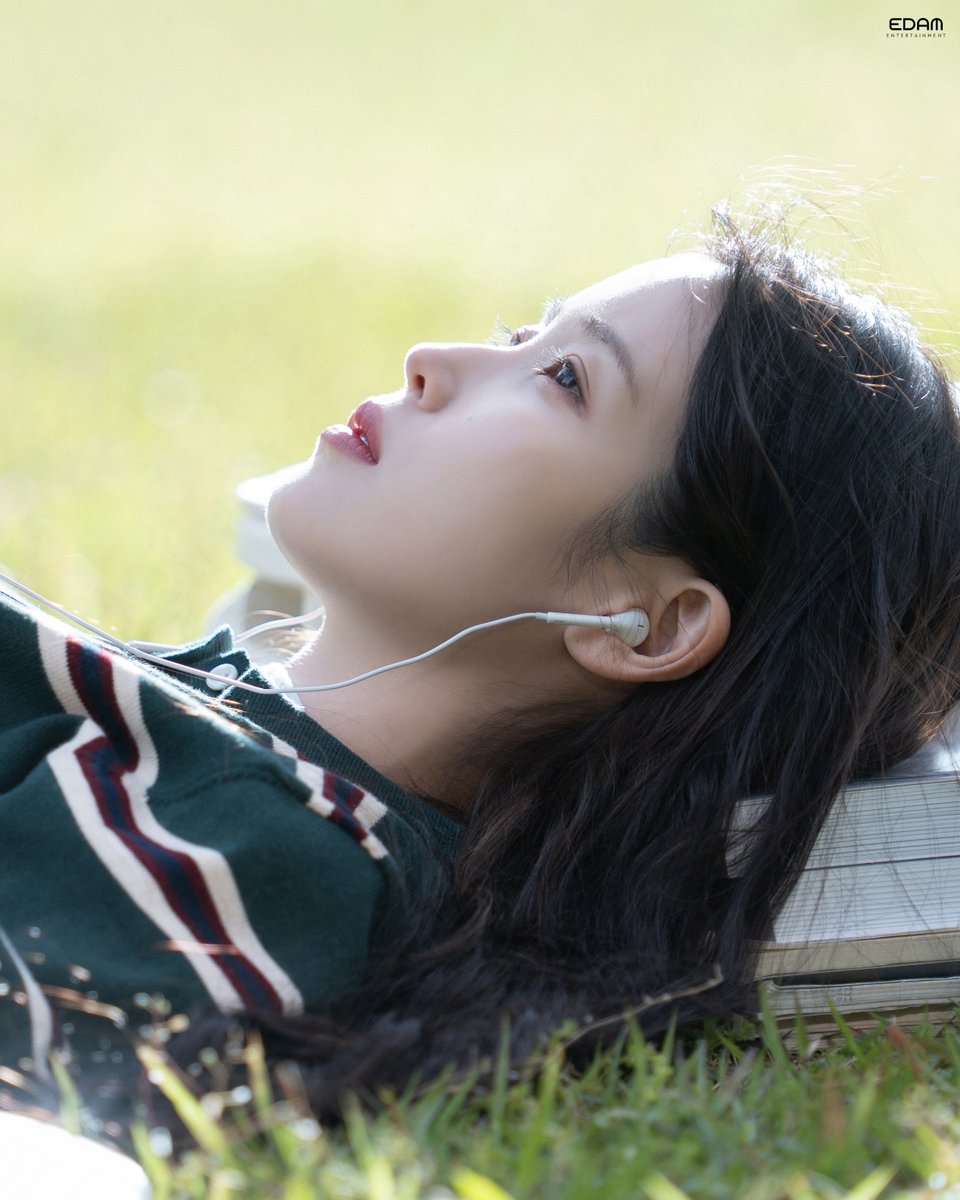 아이유(IU) tweet media