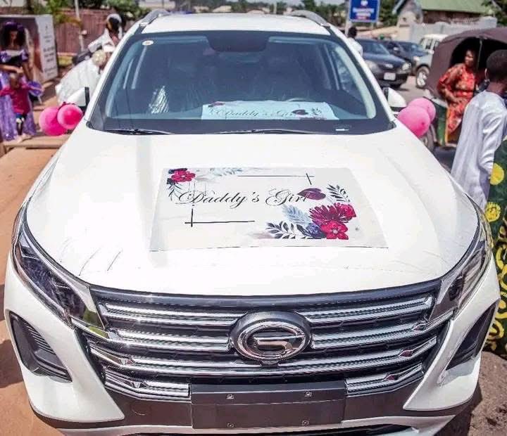 ncelebrityblog's tweet image. Pastor Jerry Eze of NSPPD surprises Streams of Joy choir member with a BRAND NEW CAR at her wedding! 🚗💍
A moment of grace, love, and generosity—truly what God cannot do does not exist! 🙌🔥
#PastorJerryEze #NSPPD #StreamsOfJoy #WeddingSurprise #MiracleSeason