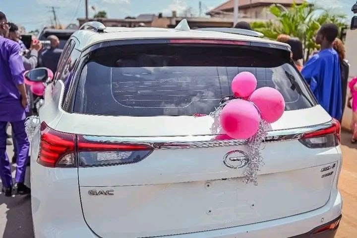 ncelebrityblog's tweet image. Pastor Jerry Eze of NSPPD surprises Streams of Joy choir member with a BRAND NEW CAR at her wedding! 🚗💍
A moment of grace, love, and generosity—truly what God cannot do does not exist! 🙌🔥
#PastorJerryEze #NSPPD #StreamsOfJoy #WeddingSurprise #MiracleSeason