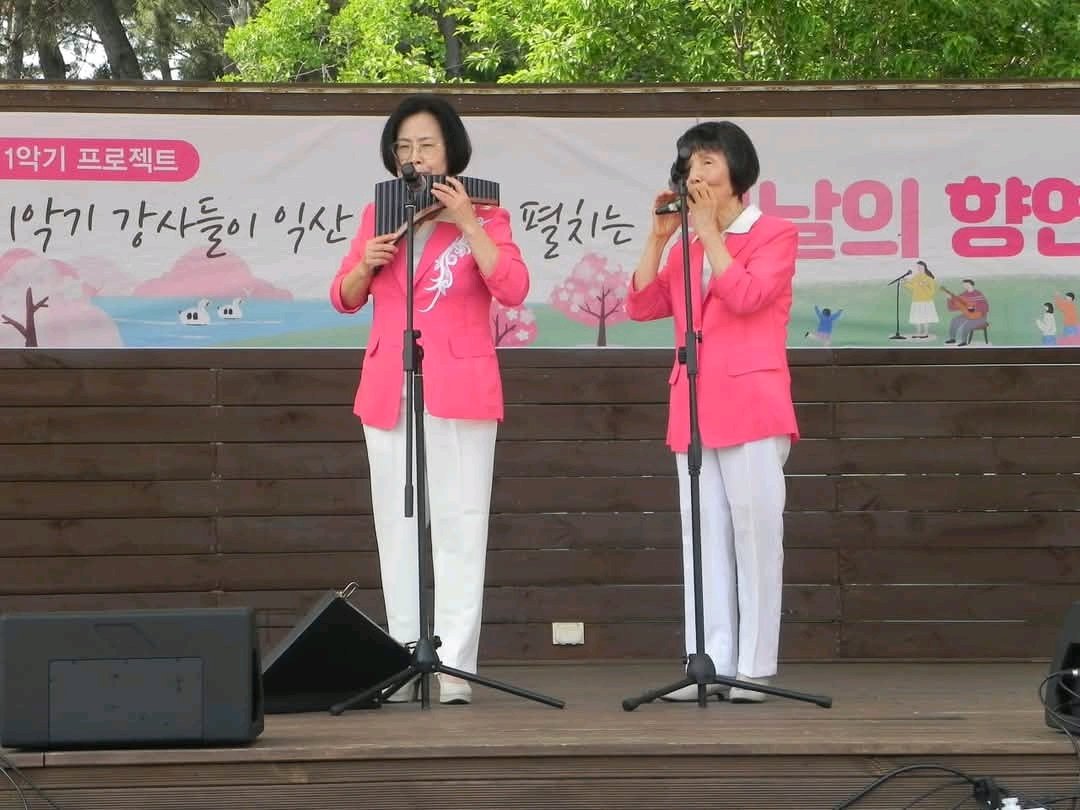 y2k2041's tweet photo. 봄날의 향연 
익산시 1시민 1악기 프로젝트
1시민1악기 강사들의 버스킹
익산문화원 야외무대 봄날의 향연 버스킹
https://t.co/3BLhCAY9PS https://t.co/HBfQdgyGcX