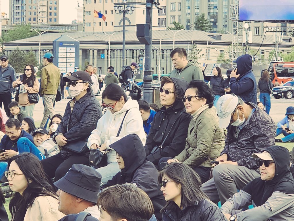 Газар суусан залуус дунд сандал тавиад зэрэгцэж суусан 5 ахмад содон бн @ Сүхбаатарын талбай. 2025.06.02