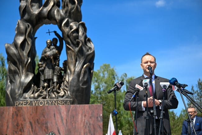 Malgosiazych's tweet photo. Wybory wygrywa się w Domostawie - "tu rozgrywa się przyszłość Polski". Wygrał ten który czując polskim sercem,   złożył hołd bestialsko pomordowanym Polakom przez Ukraińców pod Narodowym Pomnikiem Rzezi Wołyńskiej. 
Liczymy na obecność  prezydenta elekta @NawrockiKn pod pomnikiem,   - w dniu 12 lipca . 
#RzeźWolynska