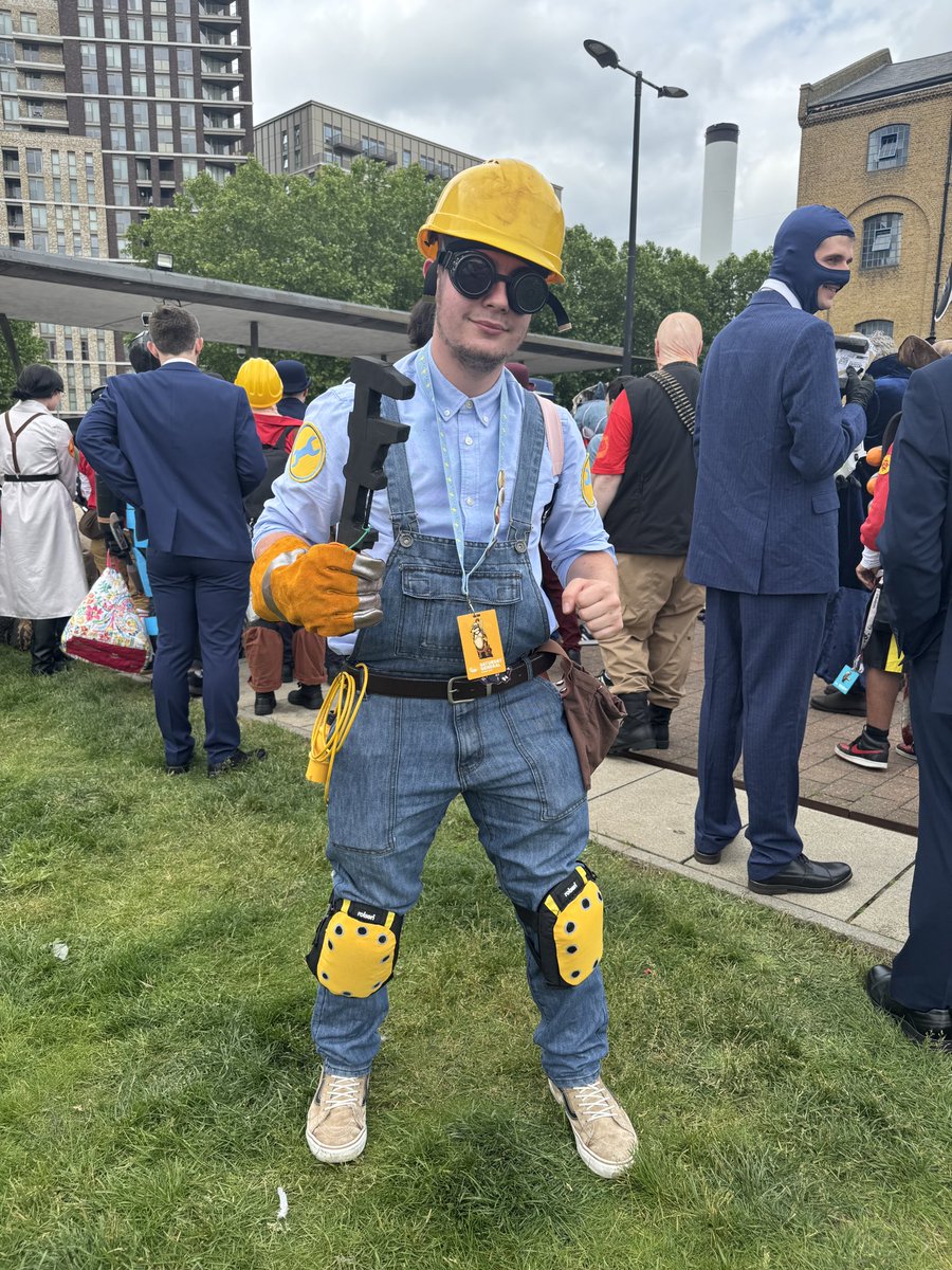 Cranocast9's tweet photo. MCM comic con London May 2025, More photos to follow soon #MCMComicConLondon #tf2 #TeamFortress2 https://t.co/gSGXGJWWSH
