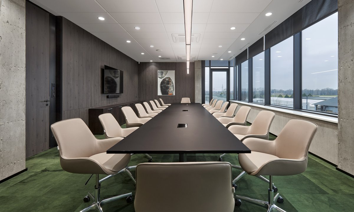The Prostaf #office combines functionality and comfort with a spacious layout, modern furniture, and a bold color palette. Designed by Piotr Drojecki, this space fosters productivity while ensuring comfort with ergonomic office solutions. A perfect blend of aesthetics and workday