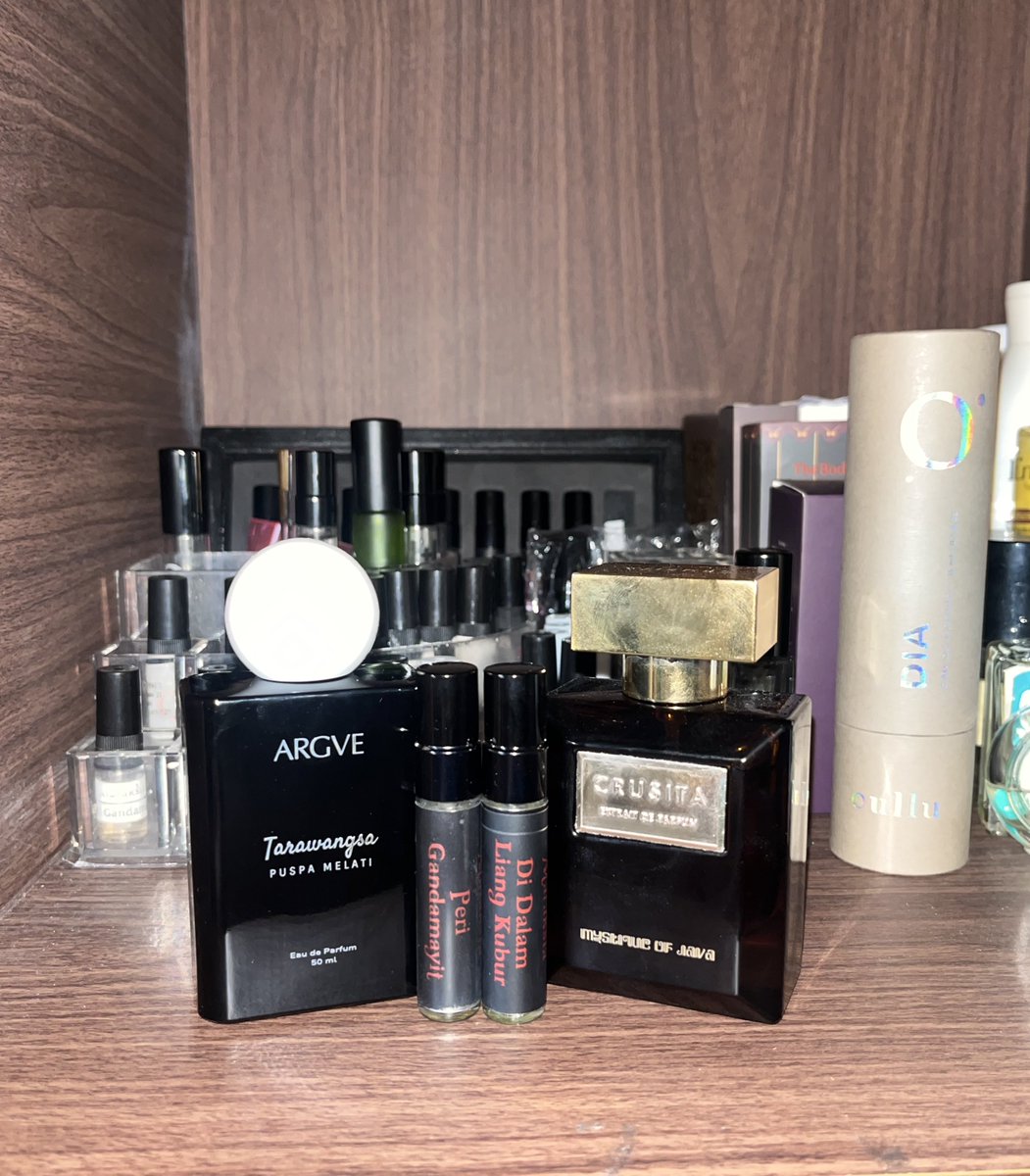 I LOVE (REAL) KUNTICORE SCENTS

perfumes in the pic:
Argve - Tarawangsa Puspa Melati
Ataraksia - Peri Gandamayit
Ataraksia - Di Dalam Liang Kubur
Crusita - Mystique of Java