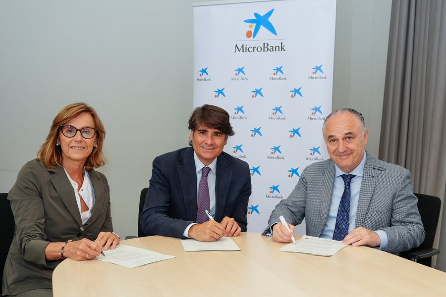 cadesevilla's tweet photo. ✍️El pasado viernes se firmó convenio de colaboración con @caixabank #MicroBank para impulsar #PremiosEmprendemos2025 #TOP50
〽️Cristina González Viu, Dirª Gral.
〽️@JuanIgZafra, Dir. Terr. #Andalucía.
〽️@daniescacena, nuestro Dir. Gral.
🤝Unidos por la cultura emprendedora. https://t.co/meSnhkdXBr