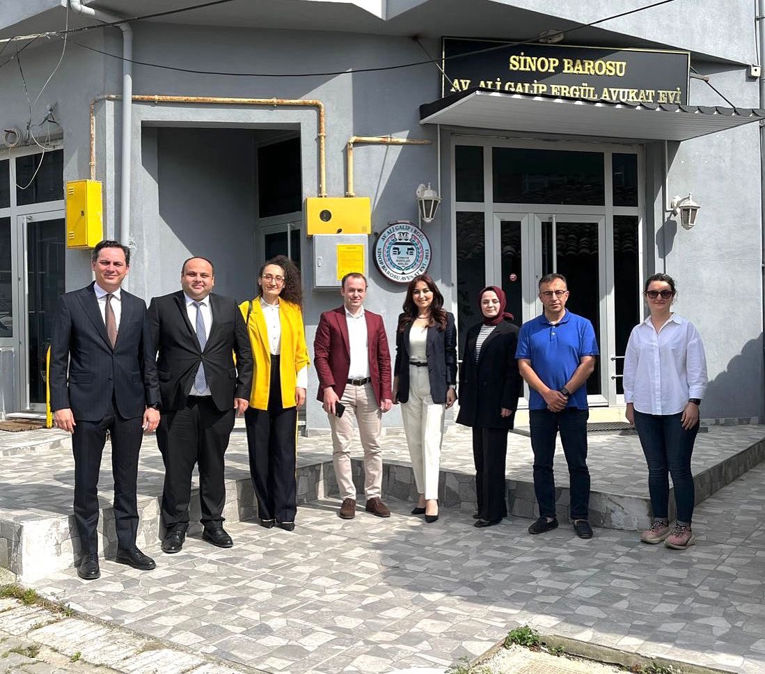 Sinop Adliyesinde görev yapan Sinop 1. Asliye Hukuk Hakimi Fatih GÜLTEKİN, Sinop 3. Asliye Hukuk Hakimi Nurcan ÇAĞLAYAN ile Sinop 2. Sulh Hukuk Hakimi Fatih BALCI tarafından Baro Başkanlığımıza ziyaret gerçekleştirilmiştir.
Kendilerine nazik ziyaretlerinden ötürü teşekkür ederiz.