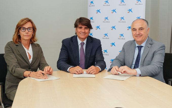 cadesevilla's tweet photo. ✍️El pasado viernes se firmó convenio de colaboración con @caixabank #MicroBank para impulsar #PremiosEmprendemos2025 #TOP50
〽️Cristina González Viu, Dirª Gral.
〽️@JuanIgZafra, Dir. Terr. #Andalucía.
〽️@daniescacena, nuestro Dir. Gral.
🤝Unidos por la cultura emprendedora. https://t.co/meSnhkdXBr