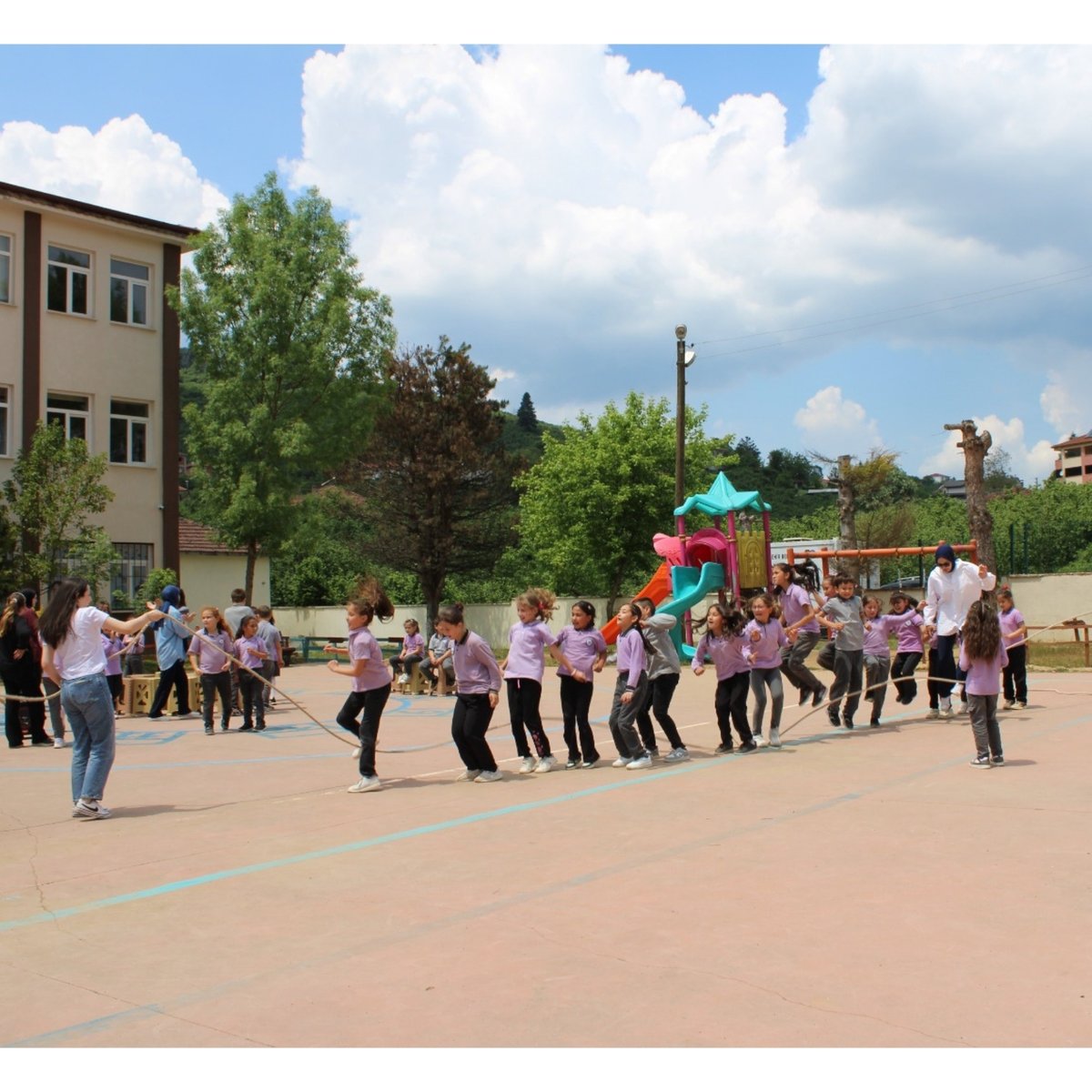 karasumem's tweet photo. Sakarya Üniversitesi Sosyal Hizmetler Bölümü "Kitap Topluluğu" öğrencileri Prof. Dr. Hasan Hüseyin Taylan rehberliğinde Kurudere İlk-Ortaokulu öğrencileriyle bir araya gelerek etkinlikler düzenledir. 

@tcmeb 
@Yusuf__Tekin 
@SakaryaValiligi 
@dogan_rahmi 
@sakaryamem https://t.co/ZekBLm6thX