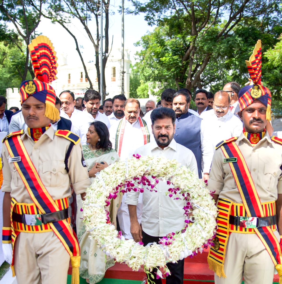 Telangana CMO (@telanganacmo) on Twitter photo తెలంగాణ రాష్ట్ర ఆవిర్భావ దినోత్సవం సందర్భంగా ముఖ్యమంత్రి శ్రీ <a href="/revanth_anumula/">Revanth Reddy</a> గారు అమరవీరులకు పుష్పాంజలి ఘటించారు. అసెంబ్లీ గన్పార్క్ అమరవీరుల స్థూపం వద్ద అమరుల త్యాగాలను స్మరిస్తూ నివాళులర్పించారు. #TelanganaFormationDay2025 తెలంగాణ రాష్ట్ర ఆవిర్భావ దినోత్సవం సందర్భంగా ముఖ్యమంత్రి శ్రీ <a href="/revanth_anumula/">Revanth Reddy</a> గారు అమరవీరులకు పుష్పాంజలి ఘటించారు. అసెంబ్లీ గన్పార్క్ అమరవీరుల స్థూపం వద్ద అమరుల త్యాగాలను స్మరిస్తూ నివాళులర్పించారు. #TelanganaFormationDay2025