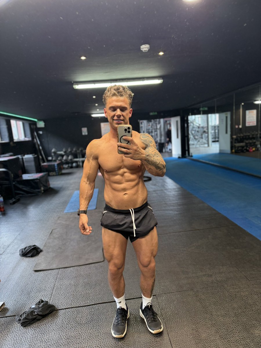 MisterHandso's tweet photo. There he is waiting for some good stuff to be coming up 😈 https://t.co/4pGBq8JPpW