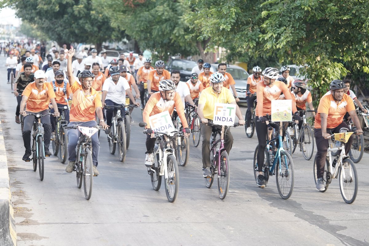 DDNewsGujarati's tweet photo. 🔸વિશ્વ સાયકલ દિવસ નિમિત્તે ભાવનગર સાયકલ ક્લબ આયોજિત 15 કી.મી. સાયકલ રાઈડ યોજાઈ

🔸ફિટ ઇન્ડિયા મૂવમેન્ટના "ફાઇટ ફોર ઓબેસિટી"  અને "સન્ડે ઓન સાઇકલ" રાઇડમાં જિલ્લા કલેકટર શ્રી ડૉ. મનીષ કુમાર બંસલ જોડાયા

🔸વિવિધ વયજૂથના કુલ 150 સાયક્લિસ્ટોએ ભાગ લીધો

#CycleClub #WorldBicycleDay https://t.co/g2GRr6kBlZ