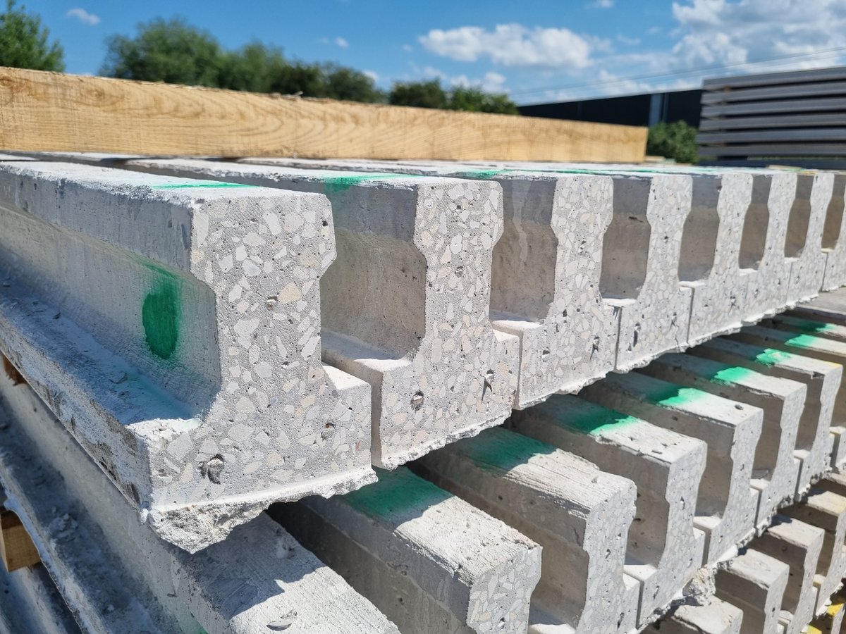 Another load of prestressed T-Beams ready for dispatch! 💪
Made to spec, delivered nationwide — fast, reliable, and built for your project needs.

Get in touch! 
#TBeams #PrecastConcrete #OranmorePrecast #ConstructionSolutions #EfficientBuilds