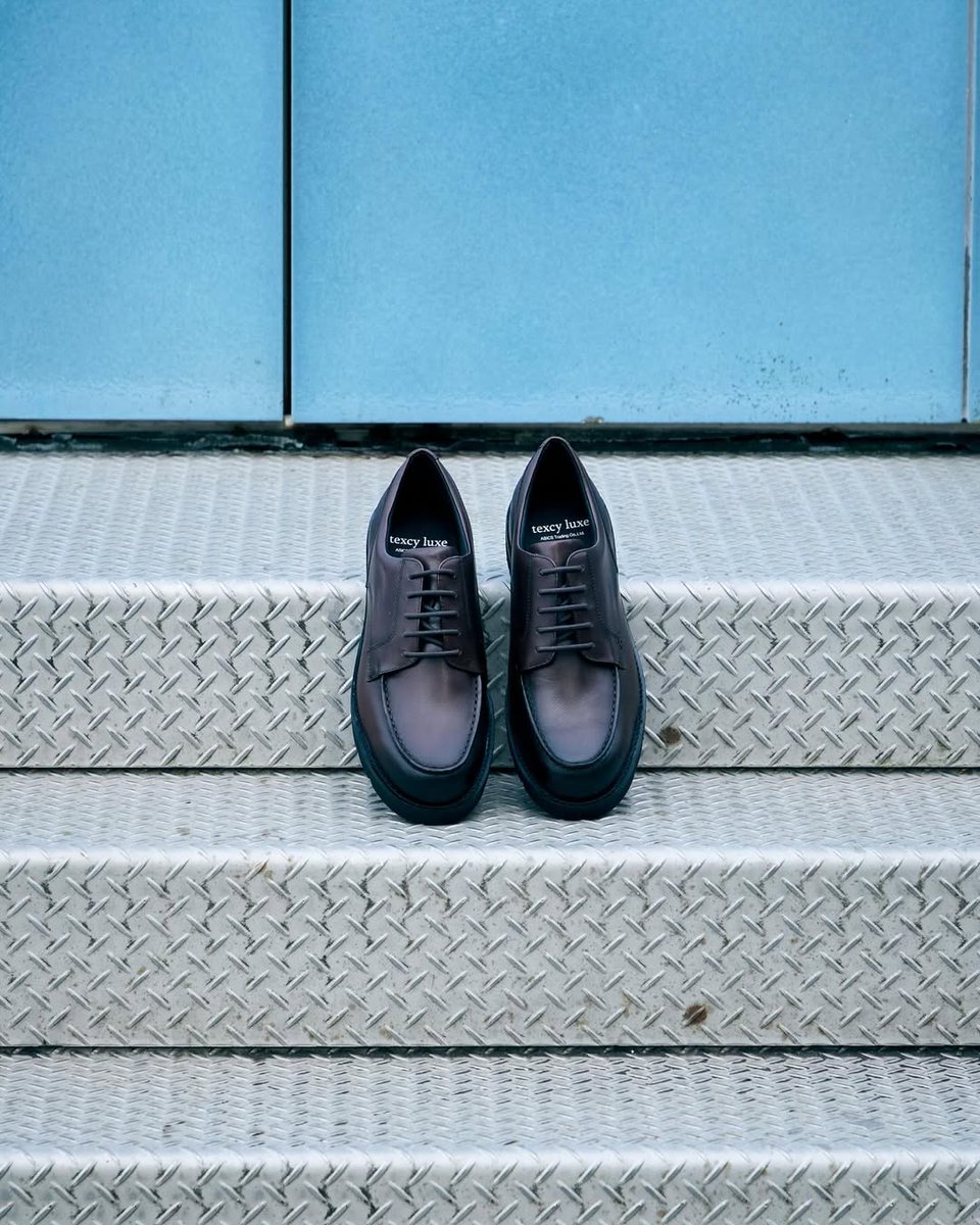 誰もが知るメンズファッションメディアからも注目を浴びた、
“ヨーロピアンワーク”の香り漂うレザーシューズ。
やわらかな牛革で古き良きディテールを再現しつつも、
中敷や屈曲性に優れたアウターソールなど、
長時間歩いても負担が少ない先進の歩行性能を確保した。

_Multi Style 365
TU-8017