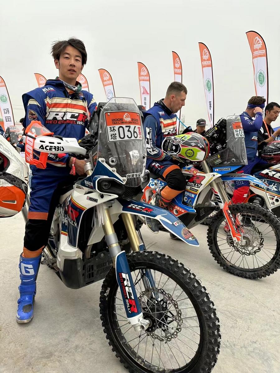 Shi Haoyu, a self-taught desert racer from north China's Inner Mongolia Autonomous Region, rose from humble beginnings to secure a third-place finish at the grueling 2025 #TaklimakanRally xhtxs.cn/34r