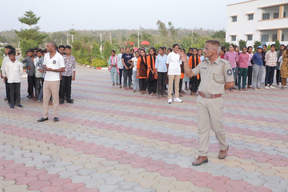 SP Mahisagar (@sp_mahisagar) on Twitter photo આજ રોજ ડિટવાસ પોલીસ સ્ટેશન વિસ્તારમાં કરવાઈ કંપા ખાતે વૃંદાવન આશ્રમ શાળામાં SPC ના સમર કેમ્પનું આયોજન કરવામાં આવેલ હોય જેમાં જિલ્લાના તમામ પો.સ્ટે. વિસ્તારમાંથી આવેલ બાળકોનું સ્વાગત કરવામાં આવ્યુ. <a href="/CMOGuj/">CMO Gujarat</a>
<a href="/dgpgujarat/">DGP Gujarat</a>
<a href="/GujaratPolice/">Gujarat Police</a>
<a href="/sanghaviharsh/">Harsh Sanghavi</a>
<a href="/Harsh_Office/">Harsh Sanghavi Office</a> આજ રોજ ડિટવાસ પોલીસ સ્ટેશન વિસ્તારમાં કરવાઈ કંપા ખાતે વૃંદાવન આશ્રમ શાળામાં SPC ના સમર કેમ્પનું આયોજન કરવામાં આવેલ હોય જેમાં જિલ્લાના તમામ પો.સ્ટે. વિસ્તારમાંથી આવેલ બાળકોનું સ્વાગત કરવામાં આવ્યુ. <a href="/CMOGuj/">CMO Gujarat</a>
<a href="/dgpgujarat/">DGP Gujarat</a>
<a href="/GujaratPolice/">Gujarat Police</a>
<a href="/sanghaviharsh/">Harsh Sanghavi</a>
<a href="/Harsh_Office/">Harsh Sanghavi Office</a>