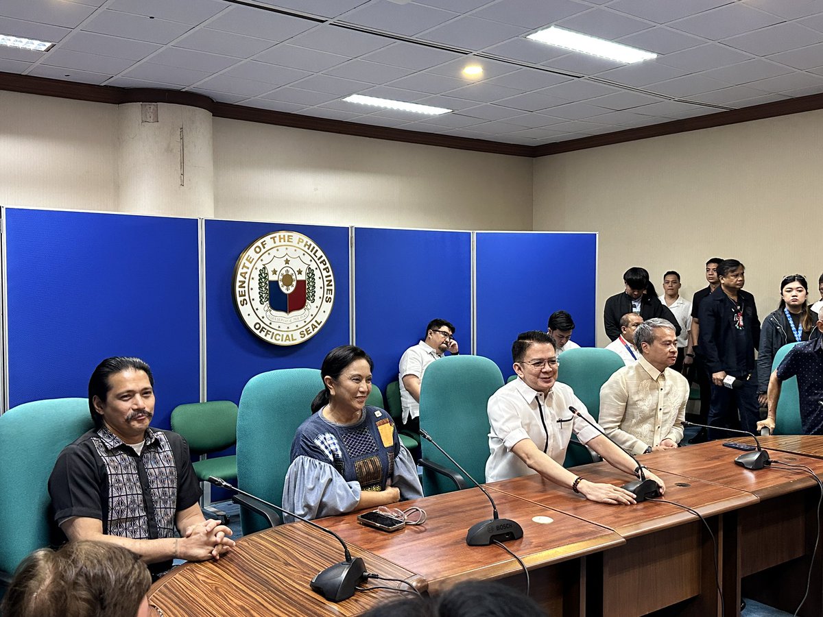 mavgonzales's tweet photo. Former Vice President and Naga City Mayor-elect Leni Robredo makes a courtesy call to fellow Bicolano Senate President Chiz Escudero. 

Also present are Senators Robin Padilla and Joel Villanueva. @gmanews https://t.co/MhJZBYxAdi
