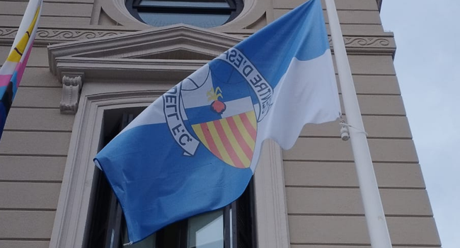 Aj_Sabadell's tweet photo. #AVUI ➡️ Oneja la bandera del CE Sabadell per celebrar l'ascens del primer equip masculí a Primera Federació 💙🤍

🎉⚽️ Aquesta tarda hi haurà una rua que culminarà, a les 20h, amb la recepció oficial i la sortida al balcó de la plaça de Sant Roc 

#Sabadell #CESabadell https://t.co/U7MXsNHfVu