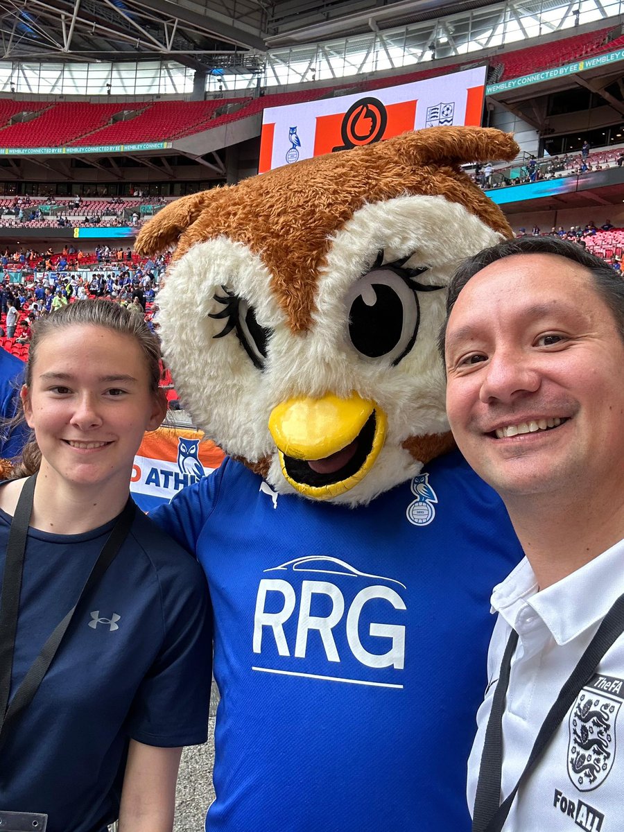 middxreferees's tweet image. Yesterday it was fantastic too see two of our @middxfa match officials officiate at Wembley Stadium!
Ben and Caitlin were given the opportunity to referee two @TheNLTrust finals before the @TheVanaramaNL Playoff Final!
We hope you enjoyed the day and the experience!