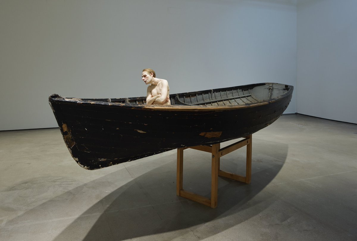 <배에 탄 남자>는 특별히 신비로운 장면을 담은 작품입니다. 팔을 모아 벗은 몸을 간신히 가린 한 남자가 긴 보트의 뱃머리에 앉아, 무언가를 의심하거나 면밀히 살피는 듯한 눈길을 보냅니다. 미술 평론가 저스틴 페턴에 따르면, 론 뮤익의 작업에서 흔히 볼 수 있듯이 인물은 "우리가 닿을 수 없는